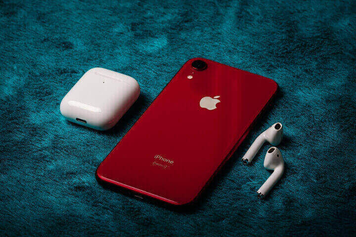iPhone de Apple con auriculares AirPods.